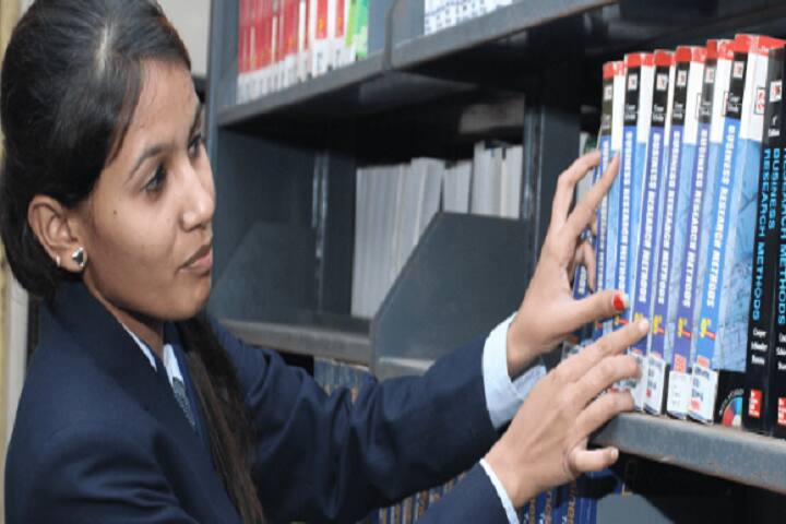 The Mandvi Education Society Science College campus in Surat, Gujarat, India — photo 5