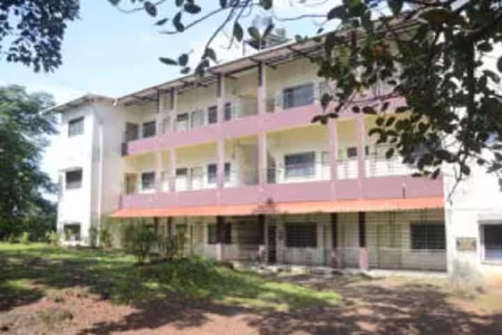 Dapoli Urban Bank Senior Science College campus in Dapoli, Maharashtra, India — photo 2