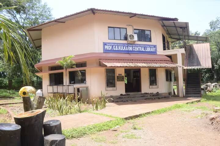 Dapoli Urban Bank Senior Science College campus in Dapoli, Maharashtra, India — photo 3