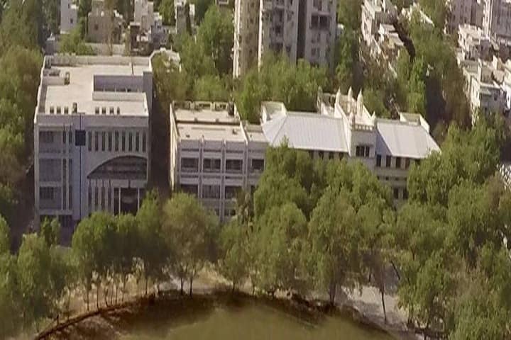 HL College of Commerce campus in Ahmedabad, Gujarat, India — photo 1