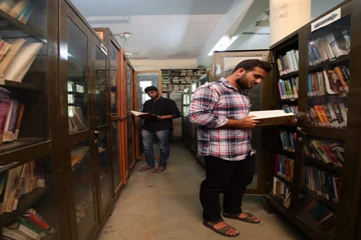 HL College of Commerce campus in Ahmedabad, Gujarat, India — photo 4