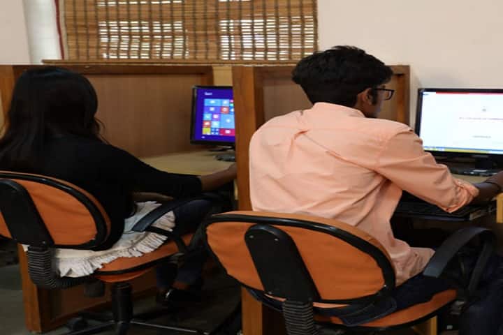 HL College of Commerce campus in Ahmedabad, Gujarat, India — photo 5