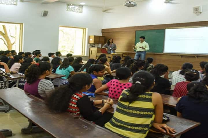 HL College of Commerce campus in Ahmedabad, Gujarat, India — photo 6