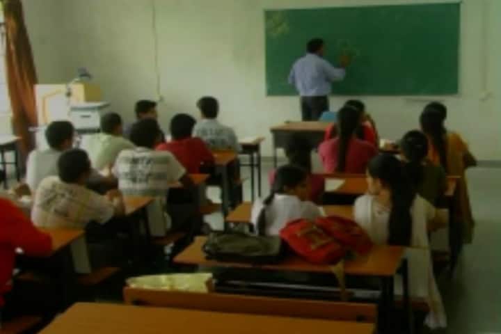 School of Pharmacy Devi Ahilya Vishwavidyalaya campus in Indore, Madhya Pradesh, India — photo 2