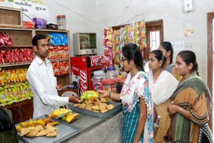 Nandkunvarba Mahila College campus in Bhavnagar, Gujarat, India — photo 2