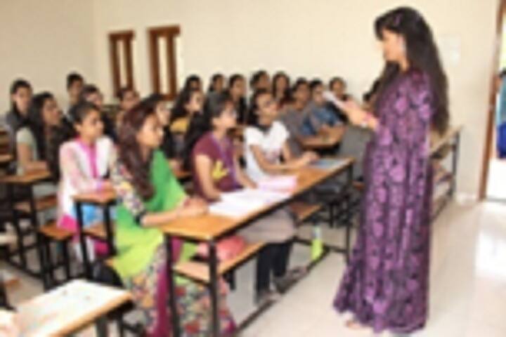 Nandkunvarba Mahila College campus in Bhavnagar, Gujarat, India — photo 3