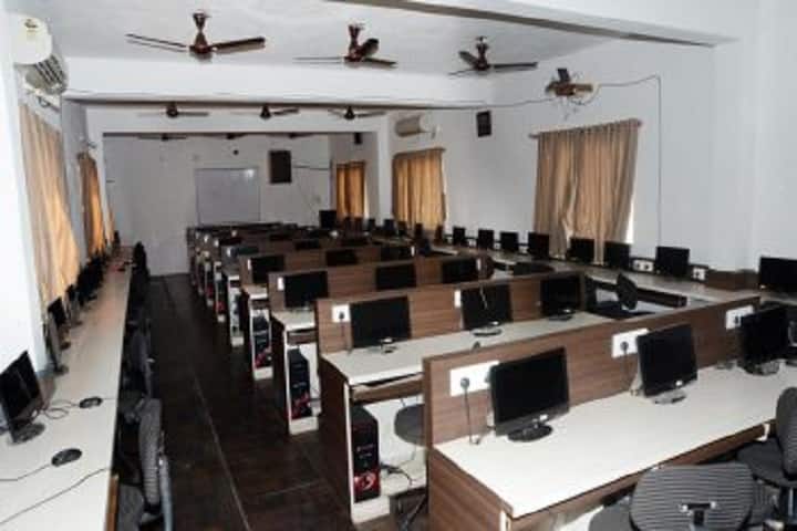 Nandkunvarba Mahila College campus in Bhavnagar, Gujarat, India — photo 5