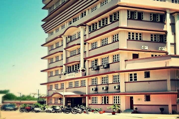 Vivekanand Education Society's College of Pharmacy campus in Mumbai, Maharashtra, India — photo 2
