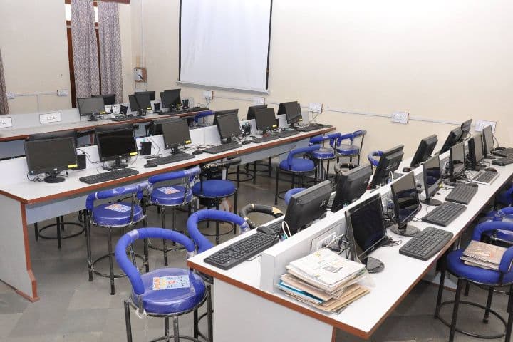 Ginnidevi Satyanarayan Sekhsaria Girls PG College campus in Jhunjhunu, Rajasthan, India — photo 6
