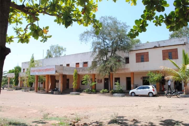 Deshbhakta Sambhajirao Garad College campus in Mohol, Maharashtra, India — photo 2