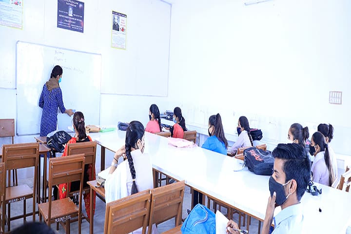 Mahaveer Ambesh Guru PG College campus in Udaipur, Rajasthan, India — photo 3