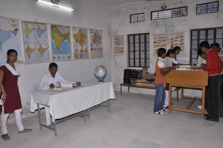 Mahaveer Ambesh Guru PG College campus in Udaipur, Rajasthan, India — photo 6