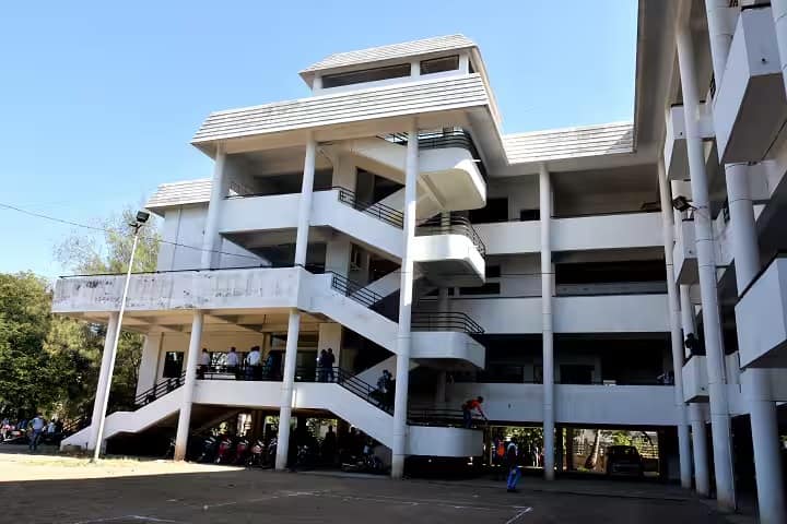 Adv Sitaram Babanbhau Anandramji Baheti Arts Commerce and Science College campus in Jalgaon, Maharashtra, India — photo 2