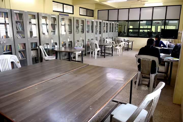 Adv Sitaram Babanbhau Anandramji Baheti Arts Commerce and Science College campus in Jalgaon, Maharashtra, India — photo 4