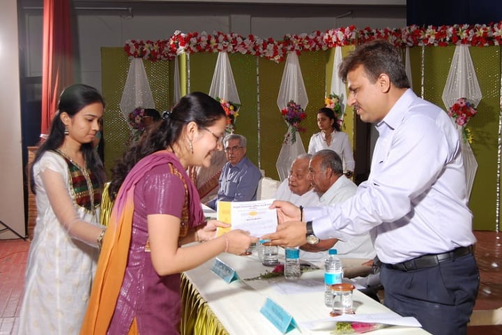 Matushri Virbaima Mahila Arts College campus in Rajkot, Gujarat, India — photo 2