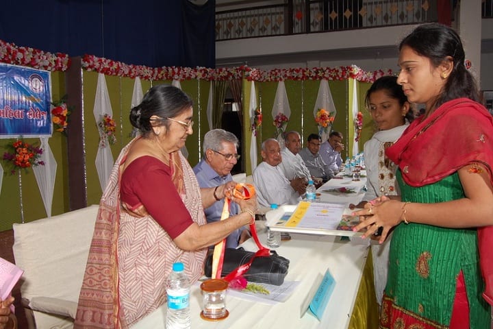 Matushri Virbaima Mahila Arts College campus in Rajkot, Gujarat, India — photo 3