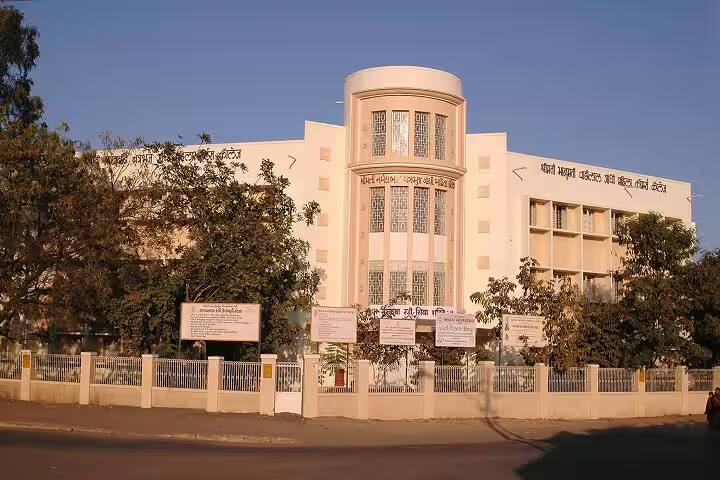 Smt NC Gandhi and Smt BV Gandhi Mahila Arts and Commerce College campus in Bhavnagar, Gujarat, India — photo 2