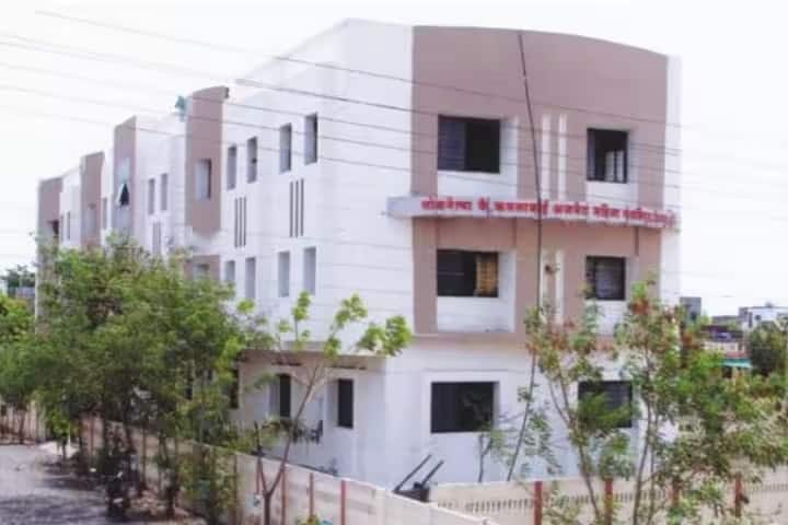 West Khandesh Bhagini Seva Mandal's Arts Commerce for Women campus in Dhule, Maharashtra, India — photo 2