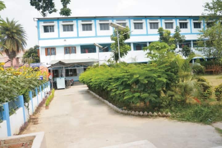 Vivekananda College campus in Kolkata, West Bengal, India — photo 1