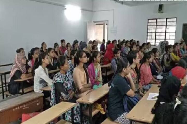 Shree Lalshankar Umiyashankar Arts and Harivadan and Padmaben Thakore Commerce College for Women campus in Ahmedabad, Gujarat, India — photo 2