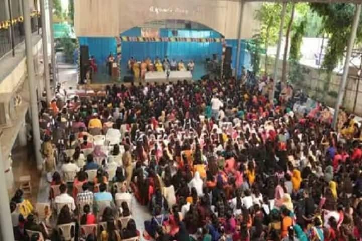 Shree Lalshankar Umiyashankar Arts and Harivadan and Padmaben Thakore Commerce College for Women campus in Ahmedabad, Gujarat, India — photo 3
