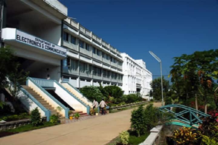 Raghu Engineering College campus in Visakhapatnam, Andhra Pradesh, India — photo 1