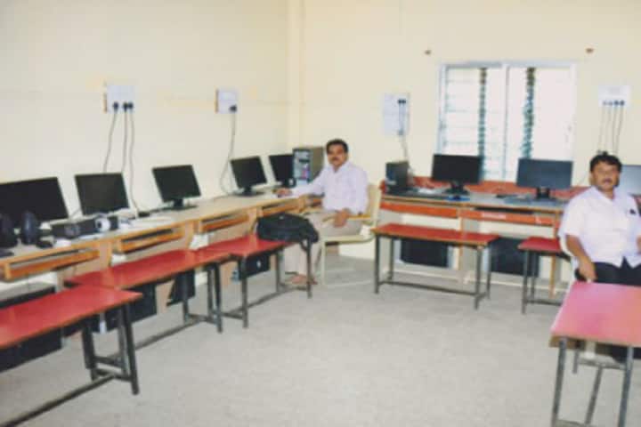 Late Balasaheb Ghuikhedkar Vidya Prasarak Mandal's Mungsaji Maharaj Mahavidyalaya campus in Yavatmal, Maharashtra, India — photo 5