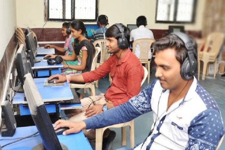 DMES Arts and Science College campus in Jalgaon, Maharashtra, India — photo 3