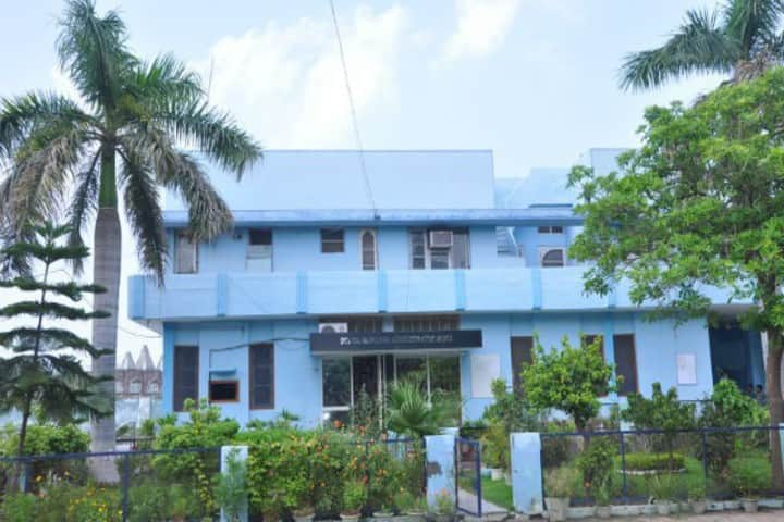 SL Bawa DAV College campus in Batala, Punjab, India — photo 1