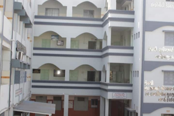 Matushree VD And Sheth Shree DV Tanna Mahila Arts College campus in Jamnagar, Gujarat, India — photo 1
