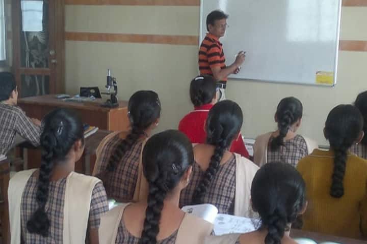Matushree VD And Sheth Shree DV Tanna Mahila Arts College campus in Jamnagar, Gujarat, India — photo 2