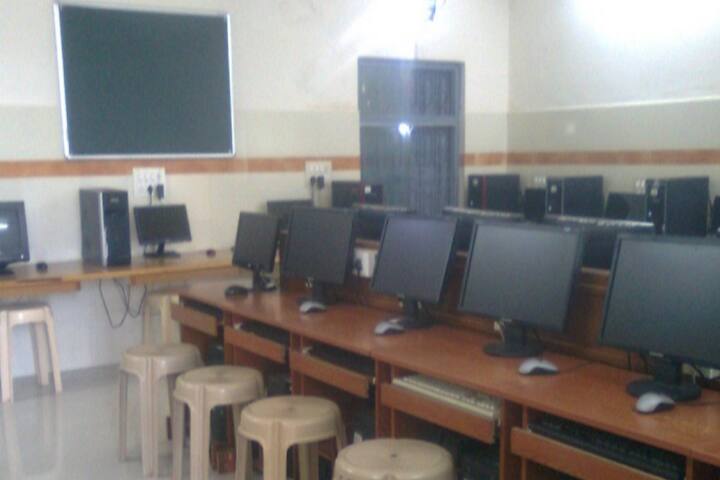 Matushree VD And Sheth Shree DV Tanna Mahila Arts College campus in Jamnagar, Gujarat, India — photo 3