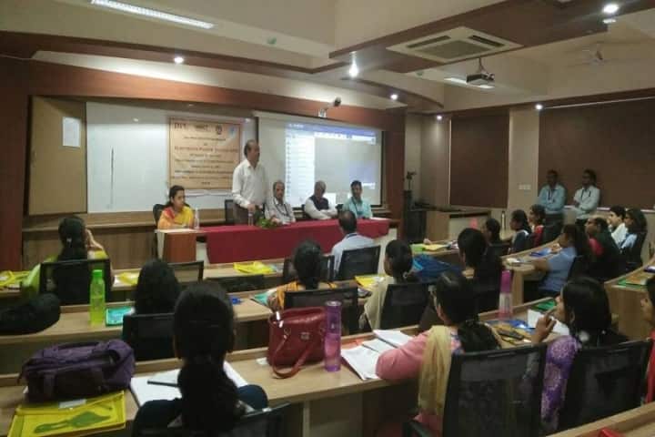 Dr DY Patil Arts Commerce and Science College campus in Akurdi, Maharashtra, India — photo 3