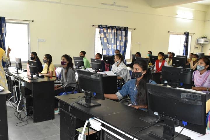 Government Kamla Devi Rathi Mahila Mahavidyalaya campus in Rajnandgaon, Chhattisgarh, India — photo 4