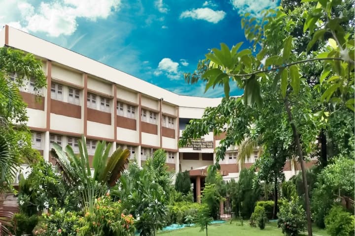 JP Pardiwala Arts and Commerce College campus in Valsad, Gujarat, India — photo 1