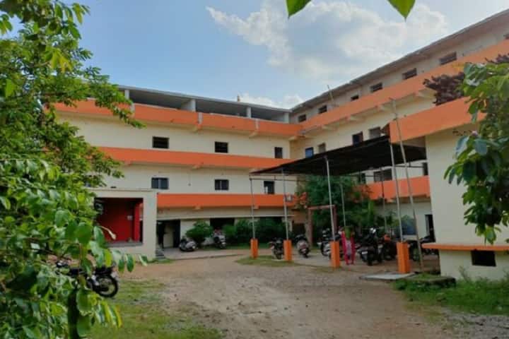 Nalini Prabha Dev Prasad Roy Arts and Commerce College campus in Bilaspur, Chhattisgarh, India — photo 1