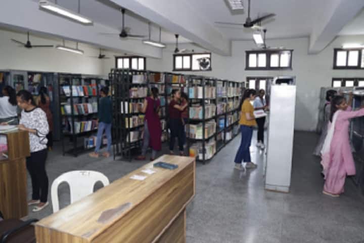 Vaish Mahila Mahavidyalaya campus in Rohtak, Haryana, India — photo 2