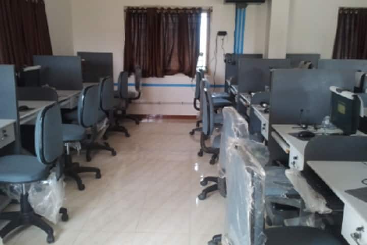 Mahila Arts and Commerce College campus in Veraval, Gujarat, India — photo 2