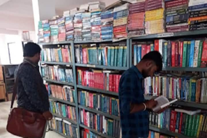 Shri Madhavrao Patil Mahavidyalaya campus in Murum, Maharashtra, India — photo 4