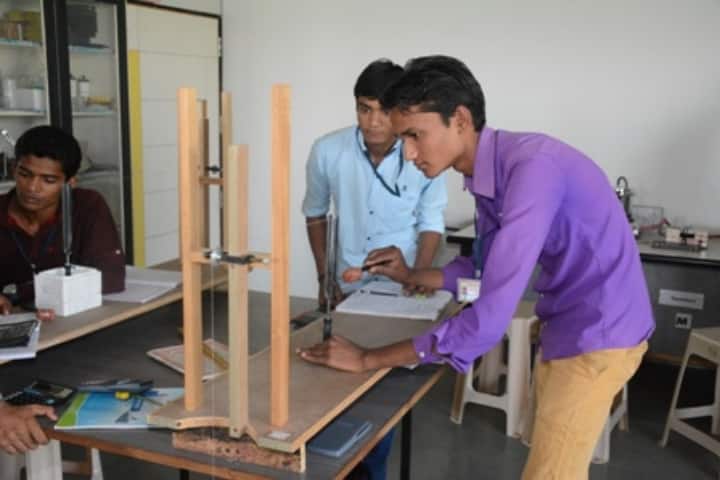 Shree Swaminarayan Naimisharanya College of Science campus in Bhavnagar, Gujarat, India — photo 4