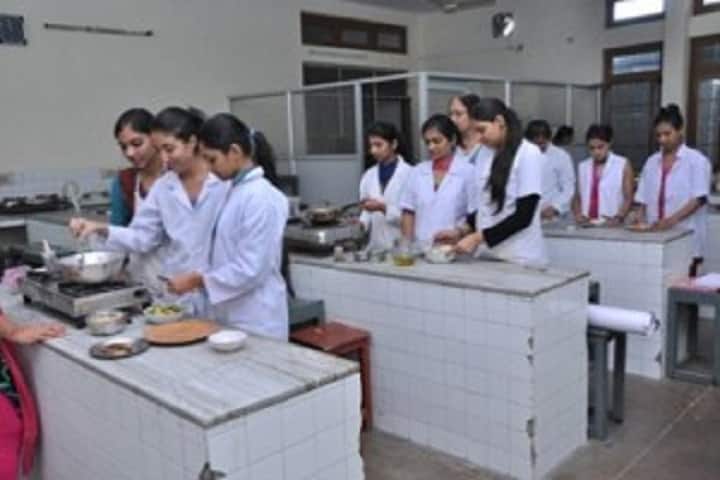 Guru Nanak Girls College campus in Yamuna Nagar, Haryana, India — photo 4