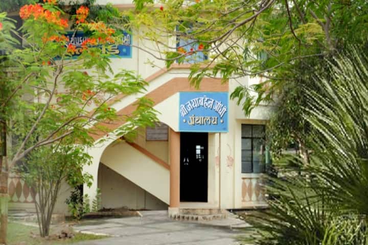 Kavishree Botadkar Arts and Commerce College campus in Botad, Gujarat, India — photo 2