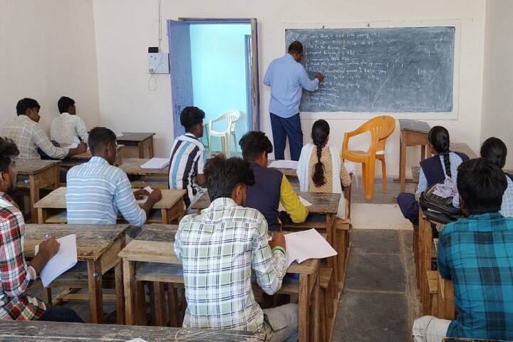 Sri Mahayogi Lakshamma Government Degree College campus in Yemmiganur, Andhra Pradesh, India — photo 3