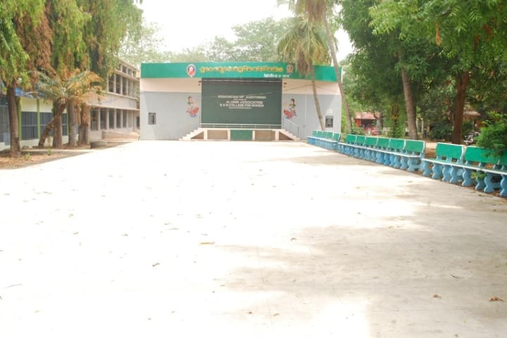 Smt Kandukuri Rajyalakshmi College for Women campus in Rajahmundry, Andhra Pradesh, India — photo 2