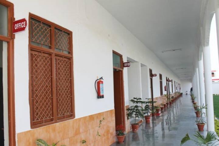 Shri Pramod Charan Dwivedi Vidhi Mahavidhyalaya campus in Kanpur, Uttar Pradesh, India — photo 6