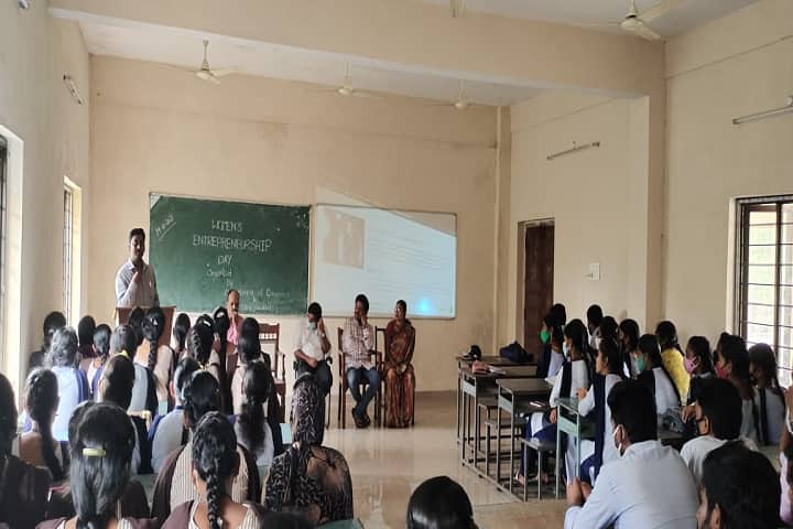 Pithapur Rajah's Government College campus in Kakinada, Andhra Pradesh, India — photo 3