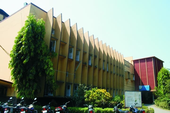 Smt RP Chauhan Arts and Smt JK Shah and Shri KD Shah Commerce College campus in Surat, Gujarat, India — photo 1