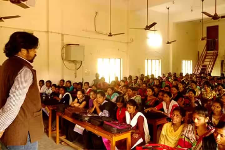 Maharaja Nandakumar Mahavidyalaya campus in Mahammadpur, West Bengal, India — photo 1
