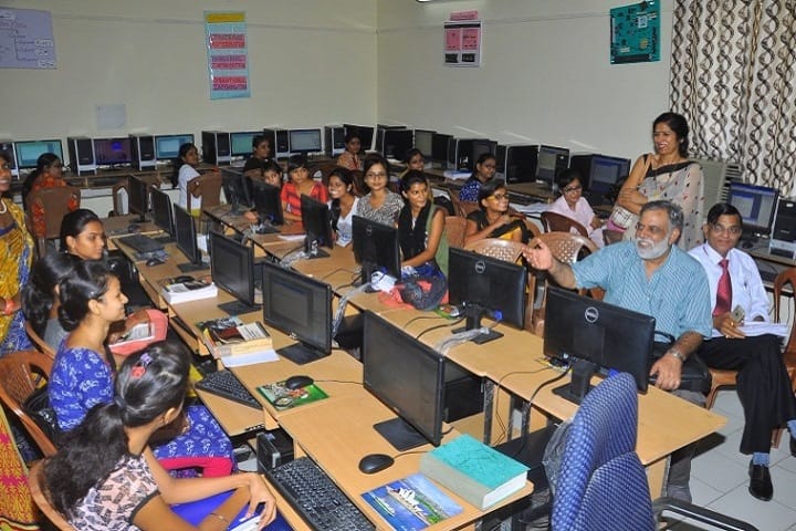 KL Mehta Dayanand College for Women campus in Faridabad, Haryana, India — photo 3