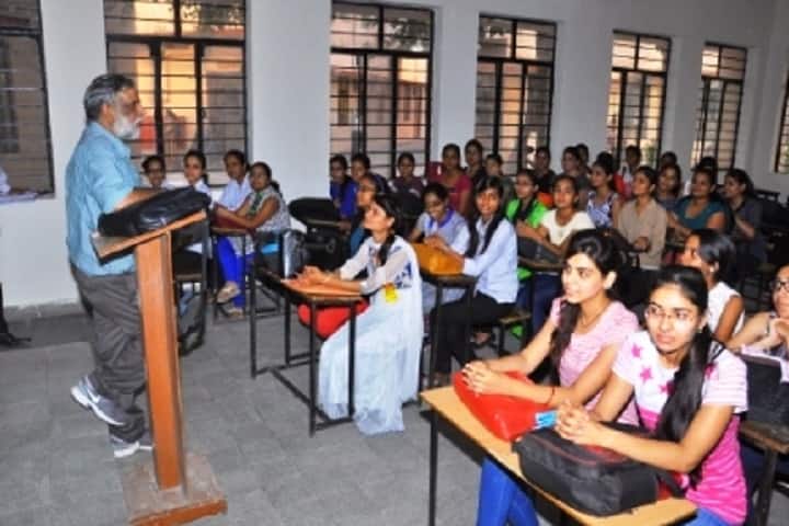 KL Mehta Dayanand College for Women campus in Faridabad, Haryana, India — photo 5